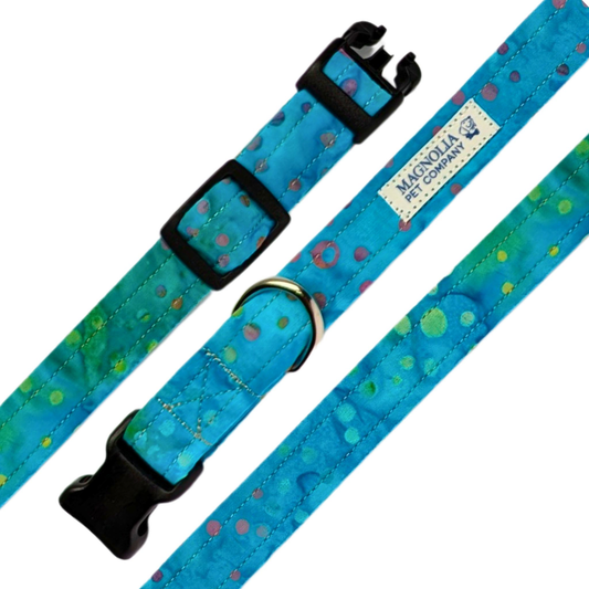 adorned with delightful small bubbles in green, yellow, and pink hues. This collar features a striking ocean blue background that perfectly complements the playful bubbles